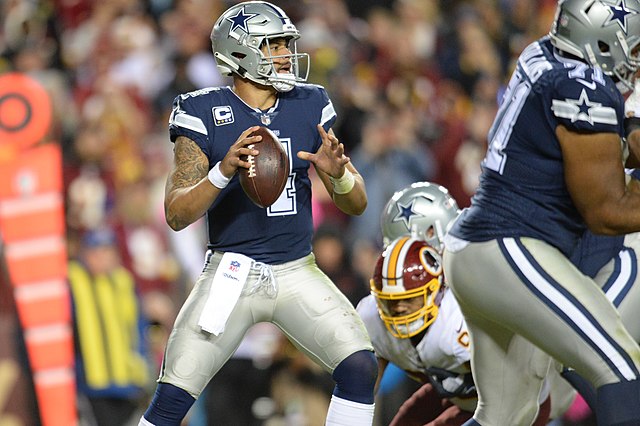 Dallas Cowboysin pelinrakentaja Dak Prescott heittämässä palloa ottelussa Washington Redskinsiä vastaan.