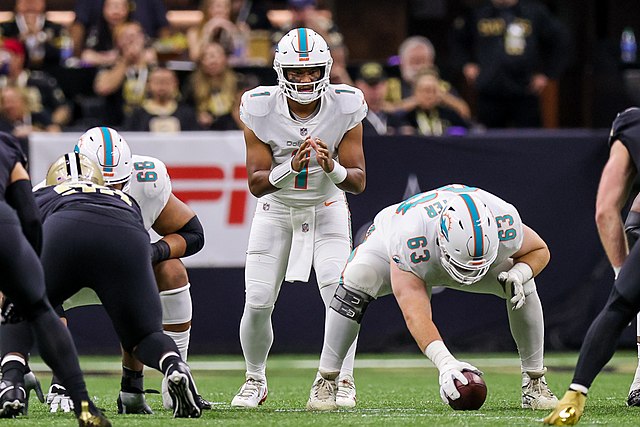 Miami Dolphinsin pelinrakentaja Tua Tagovailoa odottaa aloitussyöttöä linjamies Michael Deiteriltä.