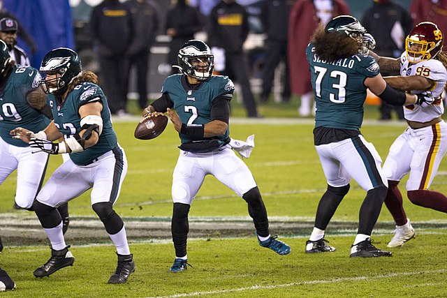 Philadelphia Eaglesin pelinrakentaja Jalen Hurts heittää palloa ottelussa Washington Commandersia vastaan.