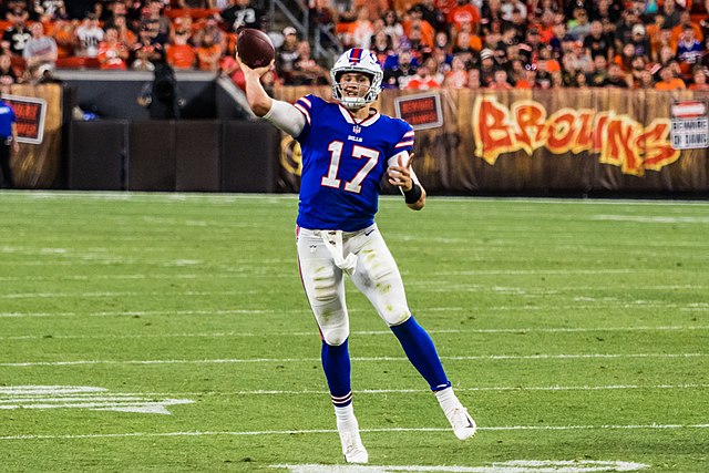 Buffalo Billsin pelinrakentaja Josh Allen heittämässä palloa pelissä Cleveland Brownsia vastaan.