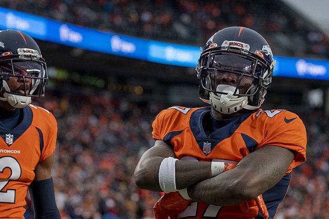 Kuvassa Denver Broncosin kulmapuolustajat Damarri Mathis ja Patrick Surtain.