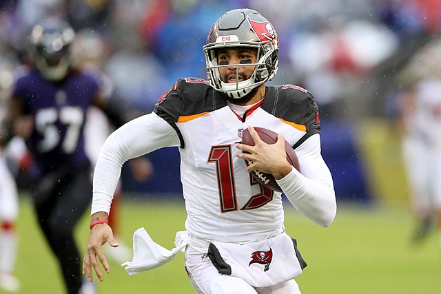 Kuvassa Tampa Bay Buccaneersin Mike Evans juoksee pallon kanssa.