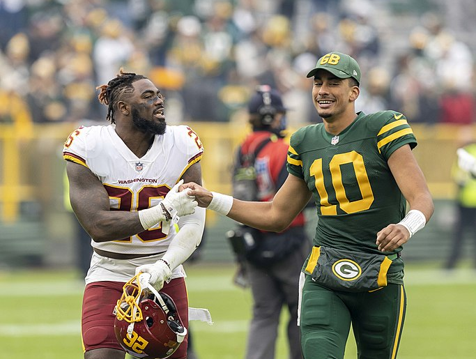 Kuvassa Green Bay Packersin Jordan Love ja Washington Commandersin Landon Collins kättelevät.